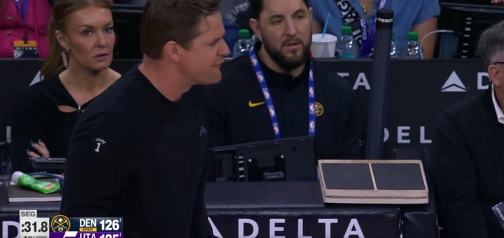 kaiyun正规平台-关键时刻啊！约基奇抢篮板摔倒搏到罚球 爵士主教练哈迪暴怒！